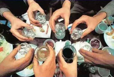日飲半斤白酒，小伙竟現(xiàn)“女兒身”？揭秘酒精與激素的致命關(guān)聯(lián)